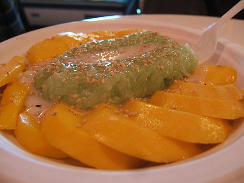 Slices of mango surround an oval ofgreen-hued sticky rice laced with pandan.