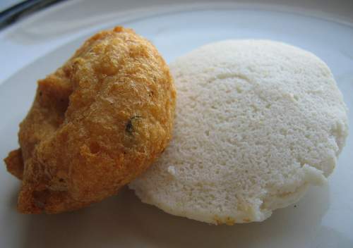 Medu vada (left) and idli (right) at Thali, Newport Centre Mall, Jersey City. Photo by Anne Noyes Saini.